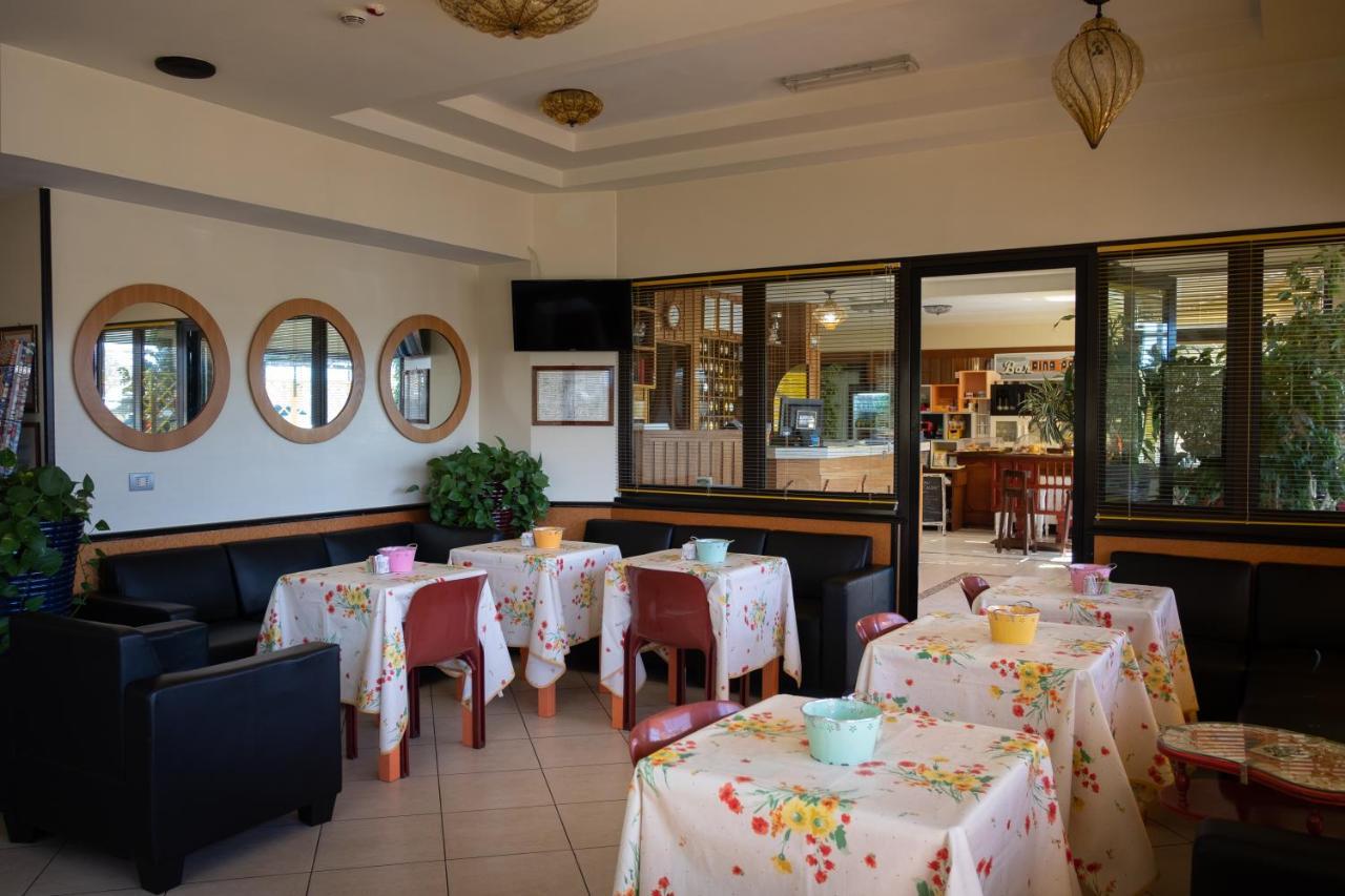 Hotel Ping Pong Ostie Extérieur photo
